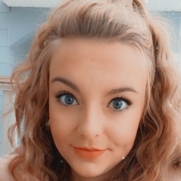 Meet your Posher, Ciara - Picture 1 of 1